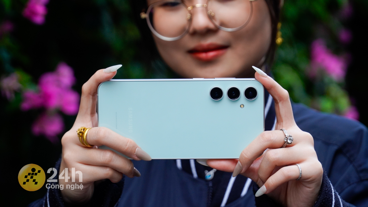 Một trong những điểm mạnh của Galaxy S23 FE chính là hệ thống camera với thông số chất lượng