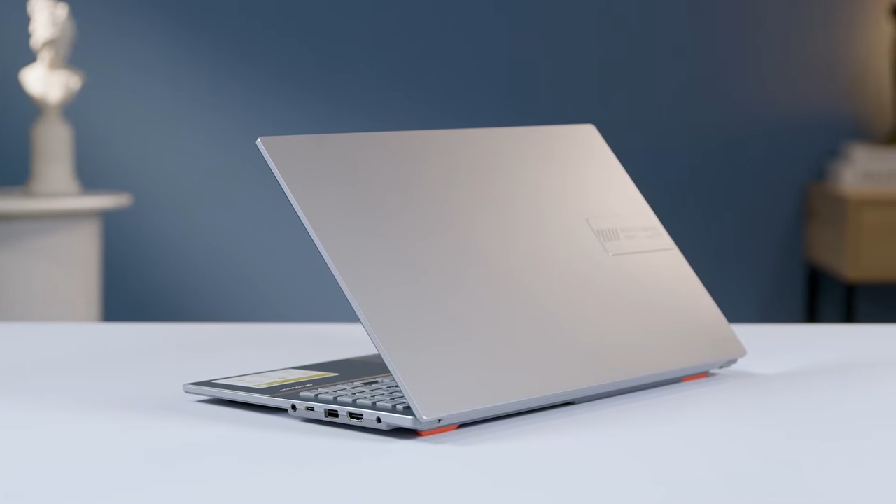 Ngoại hình của Asus Vivobook Go 15 thật sự ấn tượng khi so sánh với những cái tên trong phân khúc Ngoại hình của Asus Vivobook Go 15 thật sự ấn tượng khi so sánh với những cái tên trong phân khúc