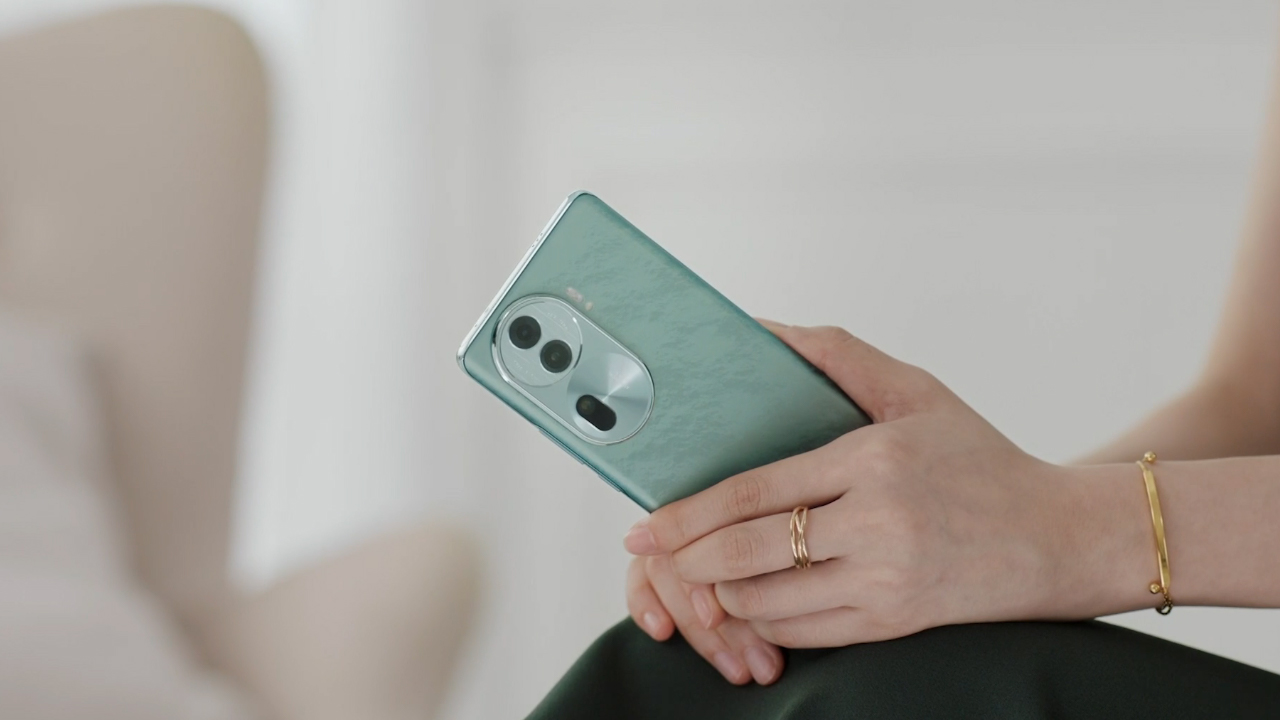 OPPO Reno11 hứa hẹn mang đến trải nghiệm cầm nắm thoải mái khi sử dụng OPPO Reno11 hứa hẹn mang đến trải nghiệm cầm nắm thoải mái khi sử dụng