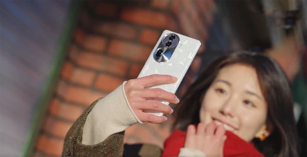 OPPO Reno11 Pro mang lại cảm giác cầm nắm rất thoải mái. OPPO Reno11 Pro mang lại cảm giác cầm nắm rất thoải mái.