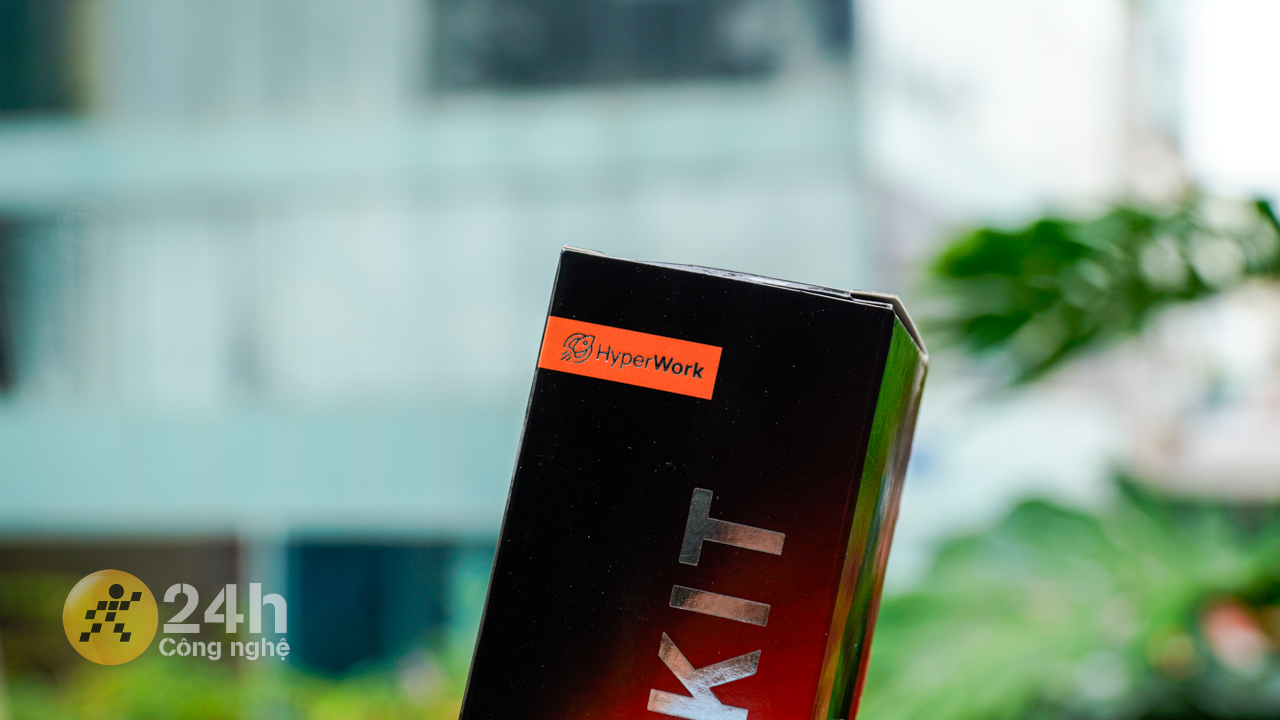 Bên trên của mặt chính diện hộp có in logo của Hyperwork