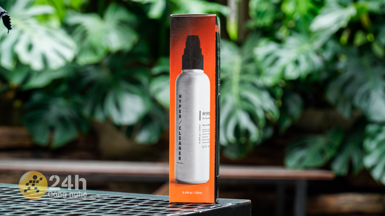 Mặt bên phải của hộp đựng có in hình chai xịt vệ sinh