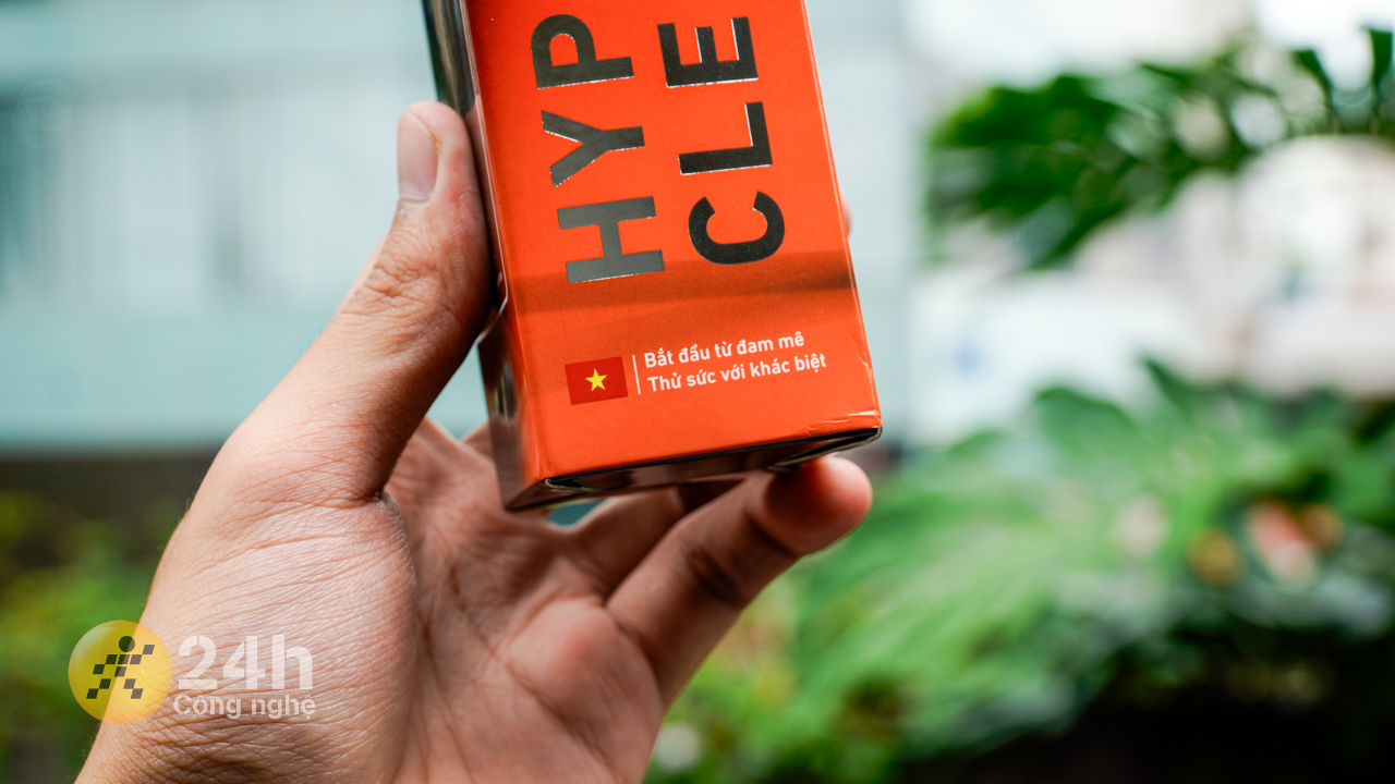 Bên dưới có in hình lá cờ Việt Nam và khẩu hiệu của Hyperwork