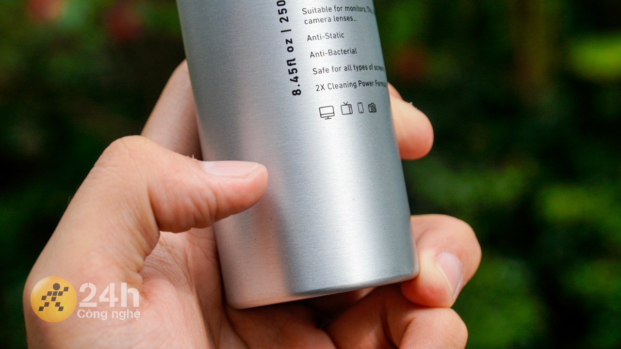 Bề mặt của chai xịt có họa tiết phay xước.