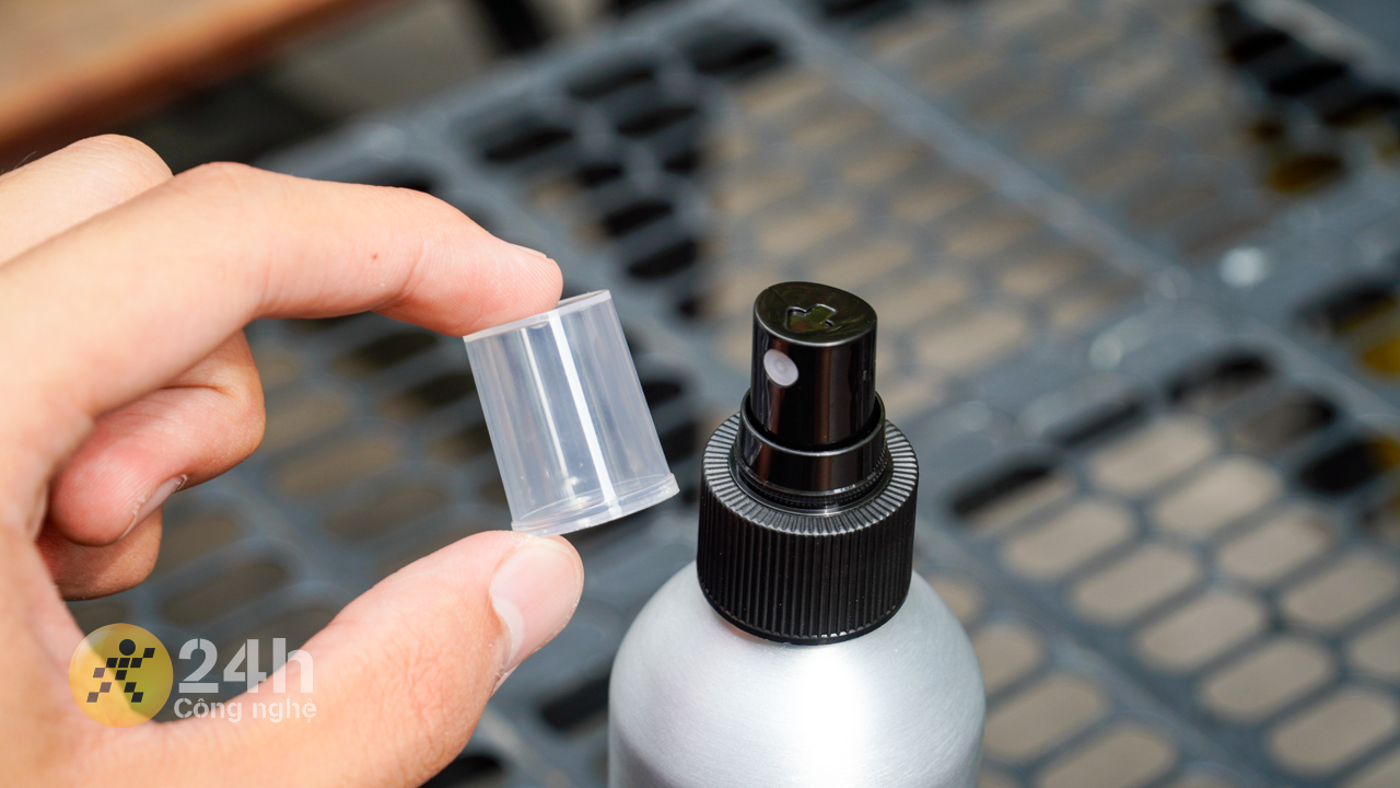 Chúng ta có thể đậy nắp phần đầu xịt khi không sử dụng.