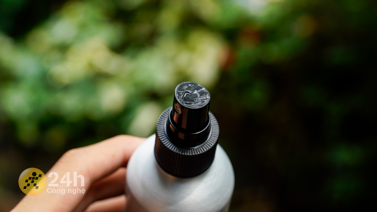 Phía trên có in mũi tên hướng dẫn vị trí lỗ xịt.