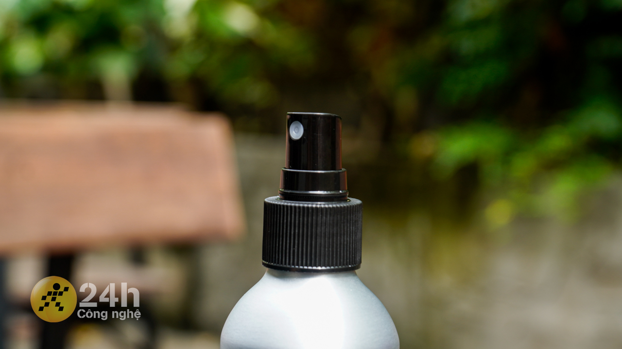 Phần đầu của chai xịt được làm từ nhựa.