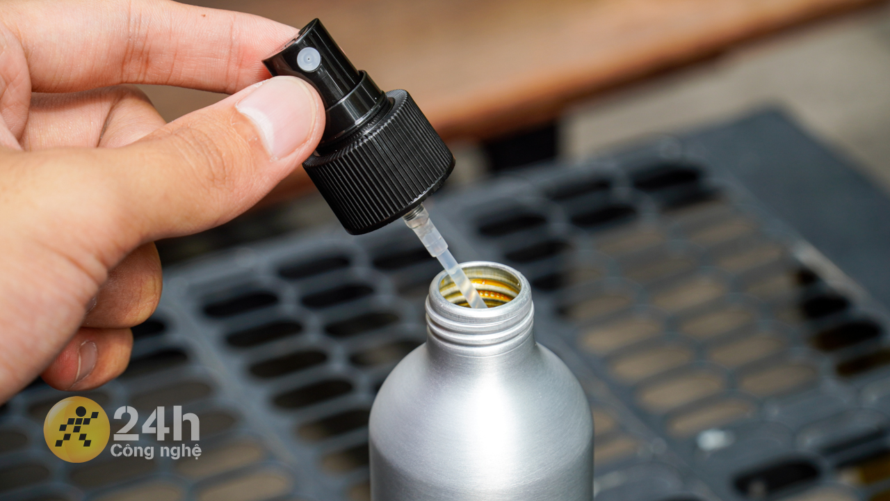 Chúng ta có thể tháo phần đầu xịt để xem dung dịch bên trong chai Hyper Cleaner.