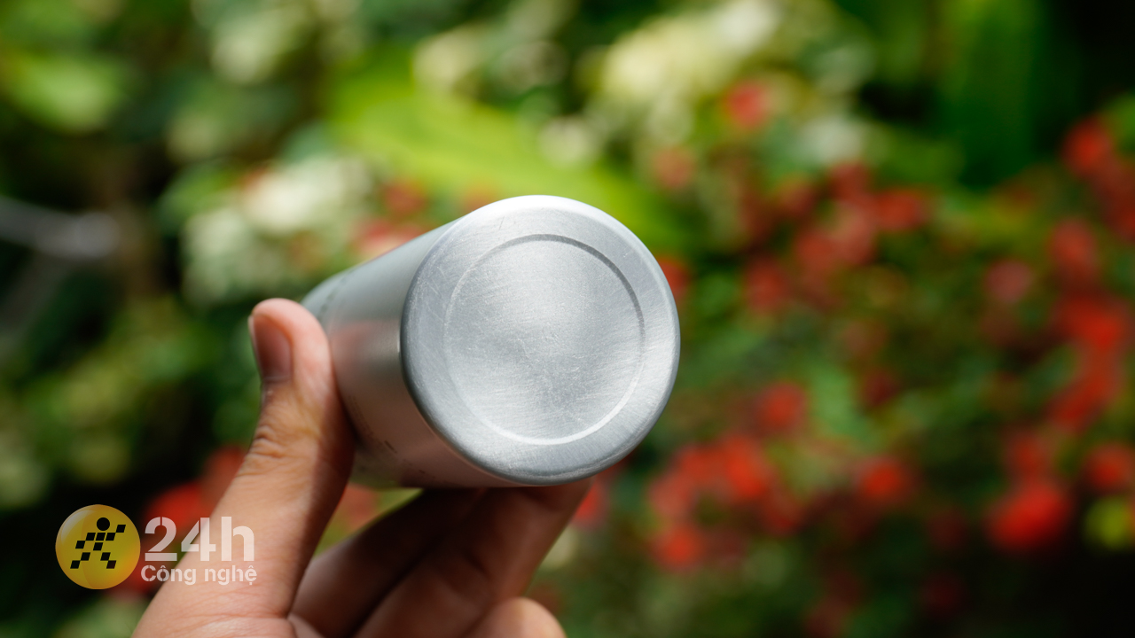 Phần mặt đáy của chai xịt Hyper Cleaner.