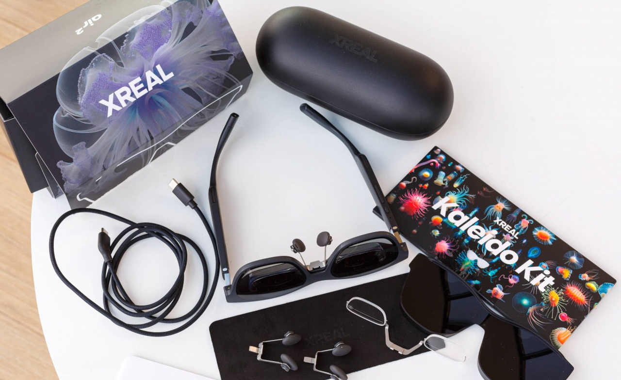 Hộp đựng XREAL Air 2 được thiết kế bắt mắt và đi kèm với nhiều món phụ kiện.