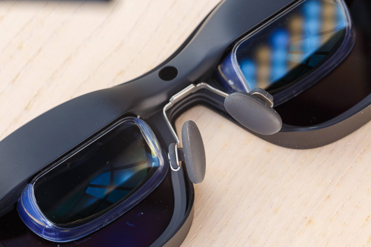 Bên trên XREAL Air 2 còn có cảm biến bật tắt kính.