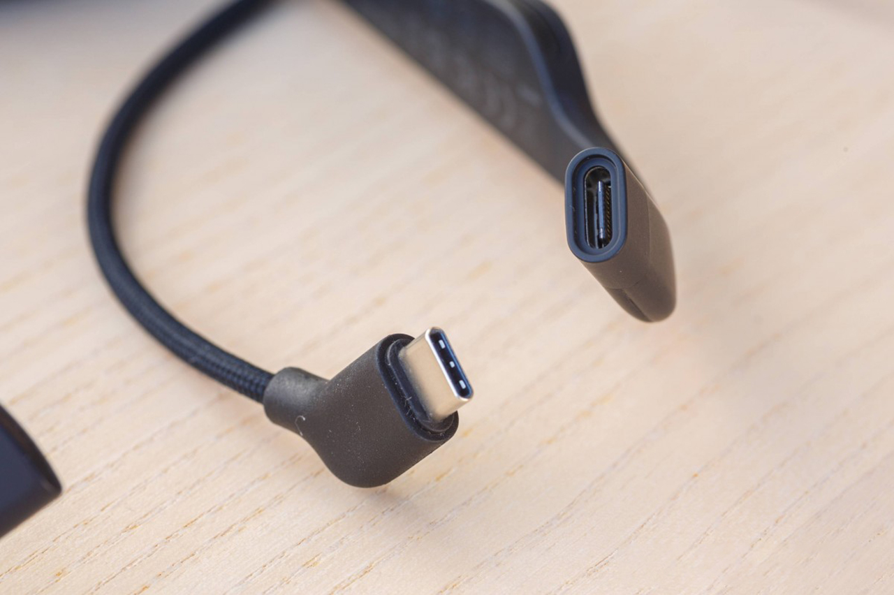 Cạnh đáy của càng phải chứa cổng sạc USB-C. 