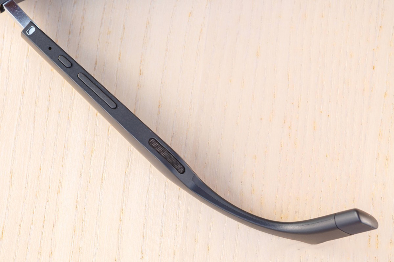 Cạnh trái của XREAL Air 2 chứa dải loa, cụm phím tăng giảm âm lượng, nút nguồn.