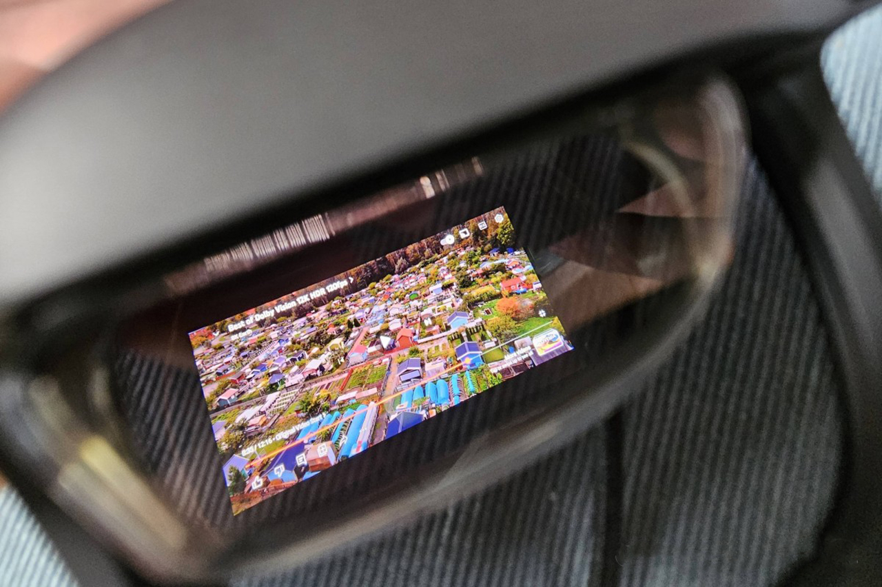 XREAL Air 2 có thể phản chiếu lại điện thoại nhưng có nhiều ứng dụng chưa được tối ưu tốt.