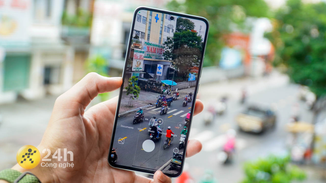 Hệ thống máy ảnh hiện đại cùng 3 ống kính siêu 'xịn'