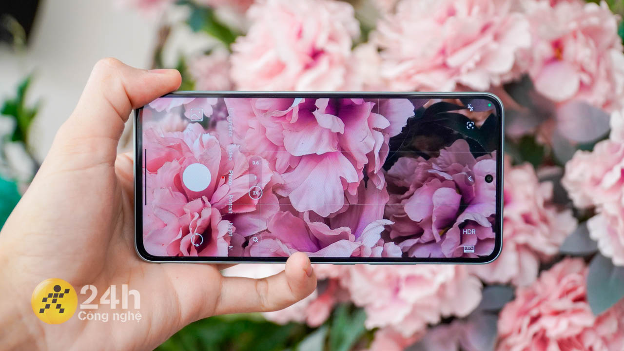 Hệ thống máy ảnh hiện đại cùng 3 ống kính siêu 'xịn'