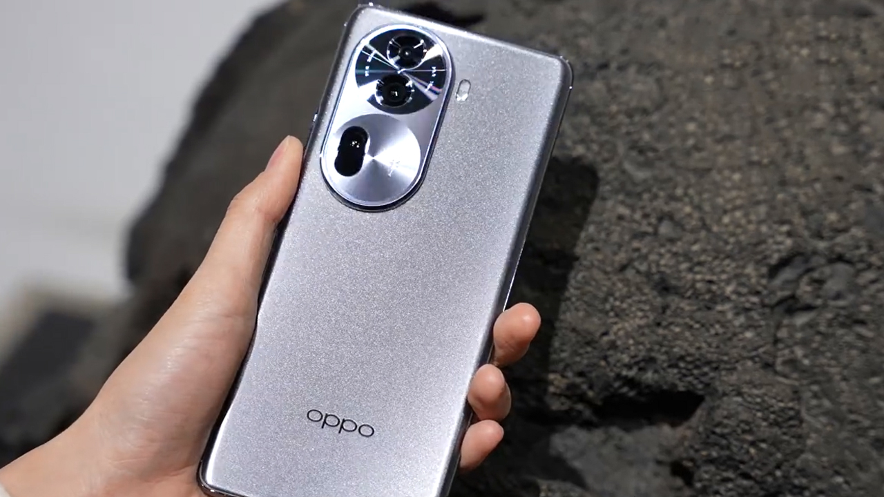 Khu vực mặt lưng của OPPO Reno11 được hoàn thiện từ chất liệu nhám Khu vực mặt lưng của OPPO Reno11 được hoàn thiện từ chất liệu nhám