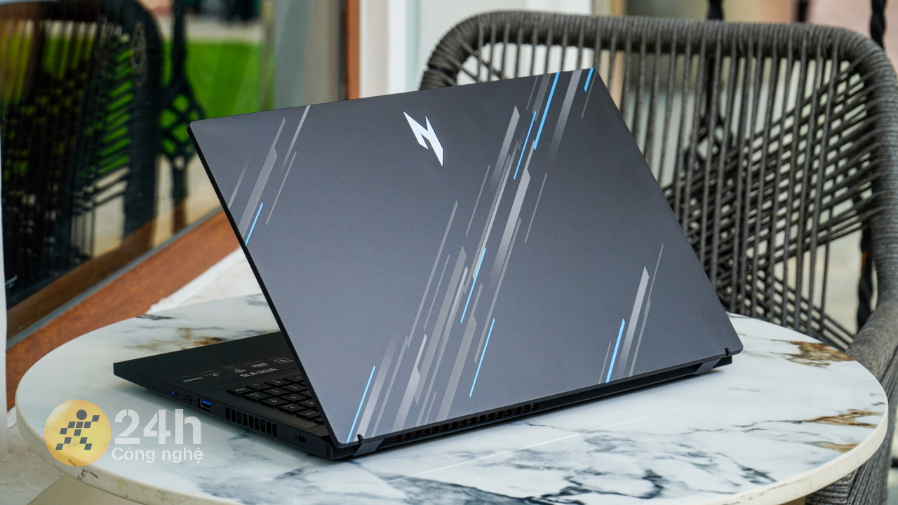 Acer Nitro V ANV15 nổi bật với những họa tiết đường chéo đẹp mắt trên mặt lưng