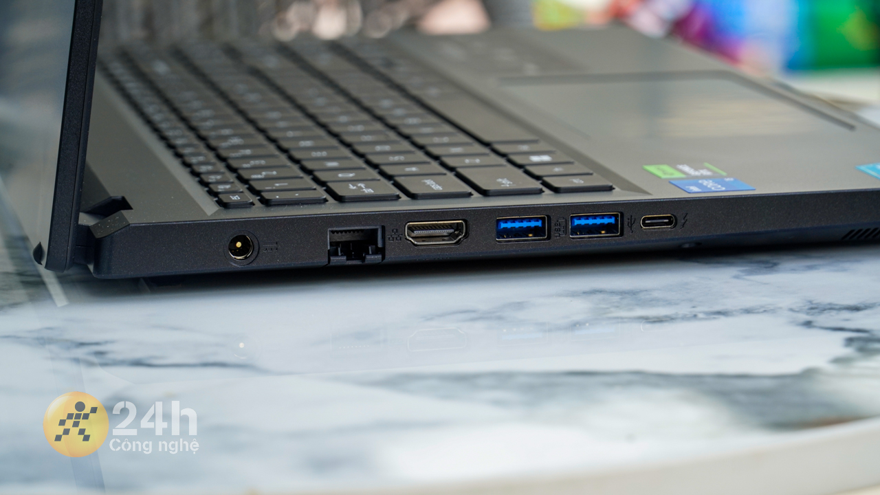 Các cổng kết nối trên cạnh trái của Acer Nitro V ANV15