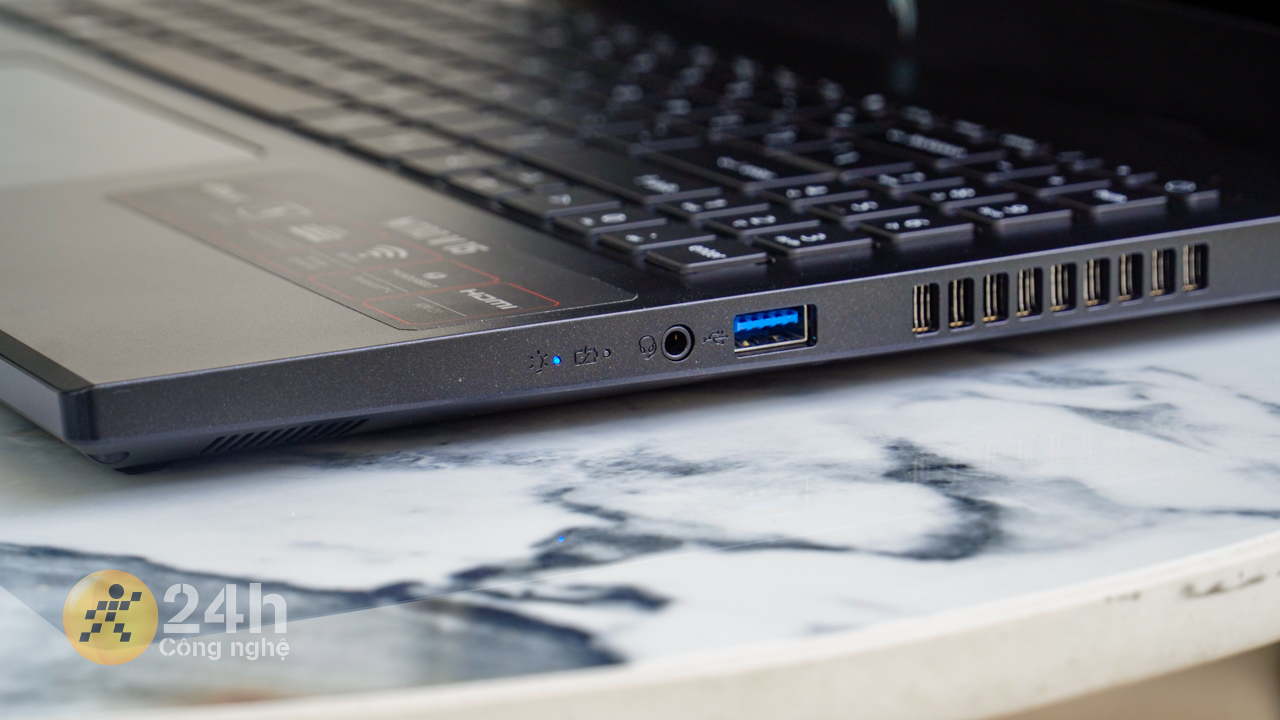 Các cổng kết nối trên cạnh phải của Acer Nitro V ANV15