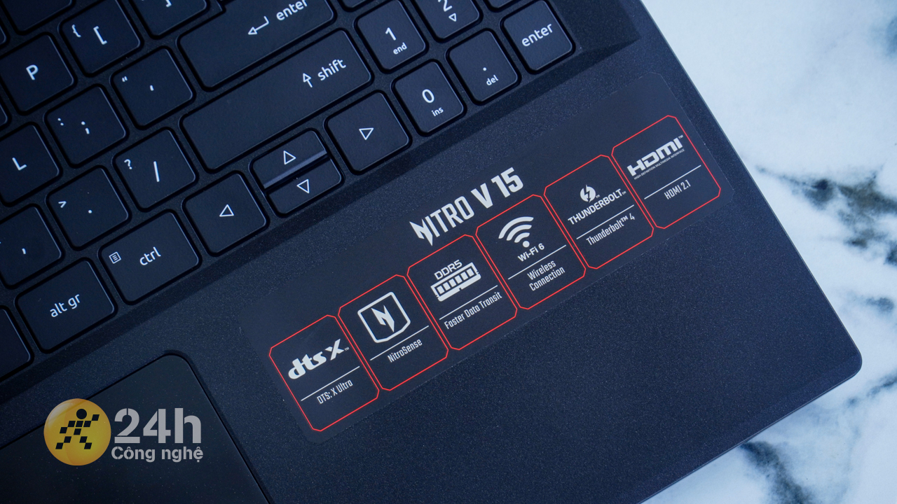 Các phím trên Acer Nitro V ANV15 được thiết kế ở khoảng cách đủ để thao tác mà không ấn nhầm, ngoại trừ khu vực phím điều hướng