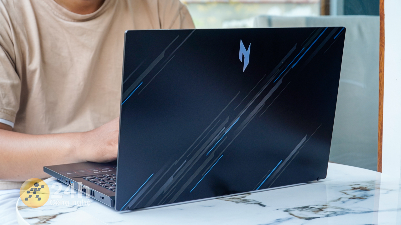 Acer Nitro V ANV15 tương đối gọn gàng và chỉ nặng khoảng 2.1 kg