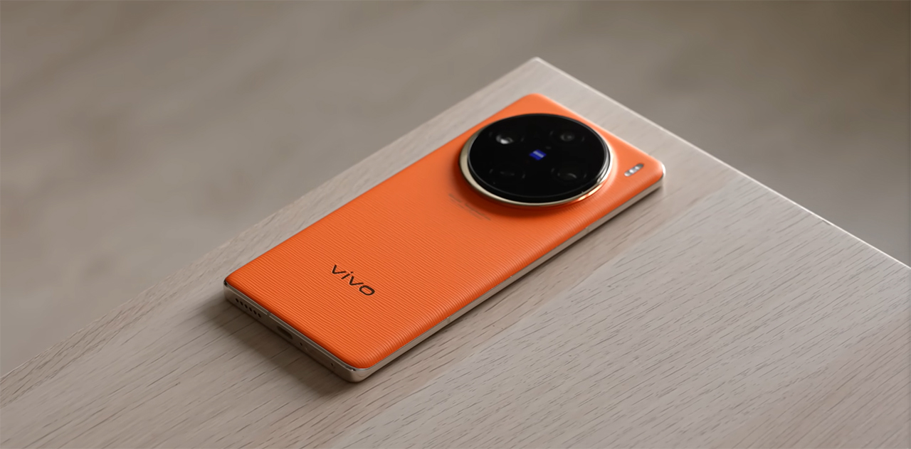 Mặt lưng Vivo X100 Pro được thiết kế rất bắt mắt và có khả năng hạn chế mồ hôi, dấu vân tay tốt.