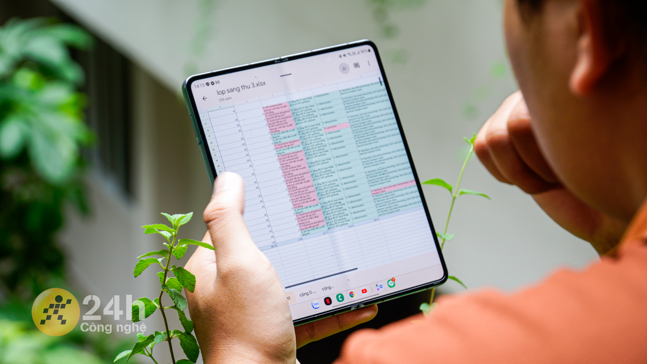 Mình thích sử dụng màn hình lớn Galaxy Z Fold4 để làm việc.
