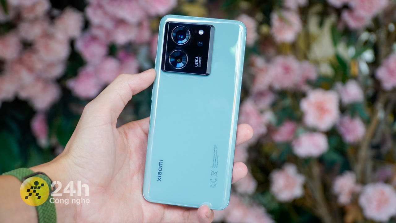 Xiaomi 13T nhờ được làm bo cong thì sản phẩm cho cảm giác cầm nắm rất ôm tay Xiaomi 13T nhờ được làm bo cong thì sản phẩm cho cảm giác cầm nắm rất ôm tay