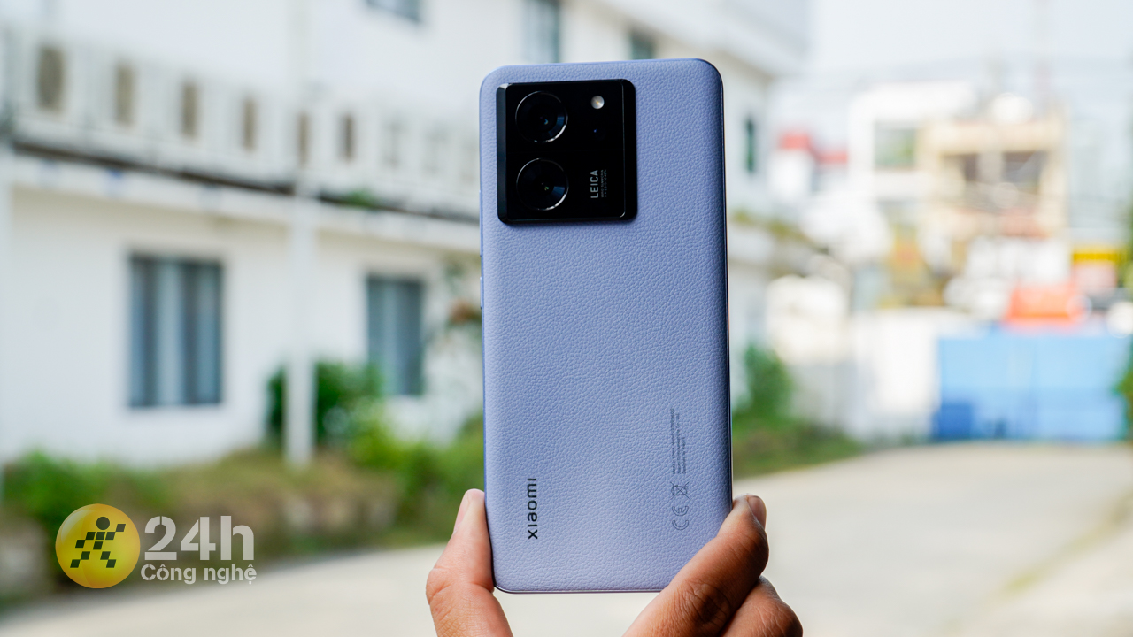 Mình thích cầm Xiaomi 13T bản lưng da hơn so với bản kính. Mình thích cầm Xiaomi 13T bản lưng da hơn so với bản kính.