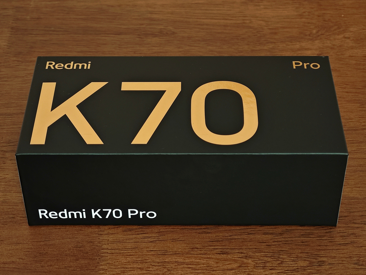 Hộp đựng Redmi K70 Pro được thiết kế rất sang trọng và quen thuộc.