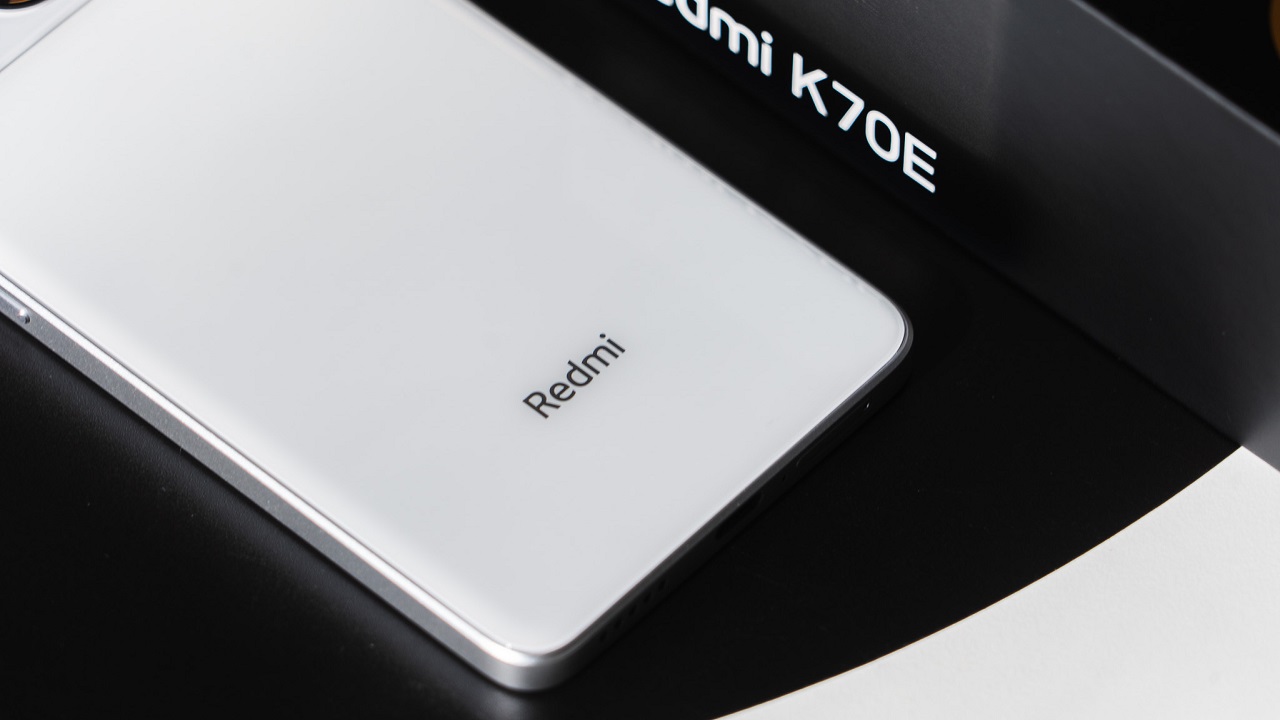 Phần mặt lưng của Redmi K70E sử dụng mặt lưng kính nhám