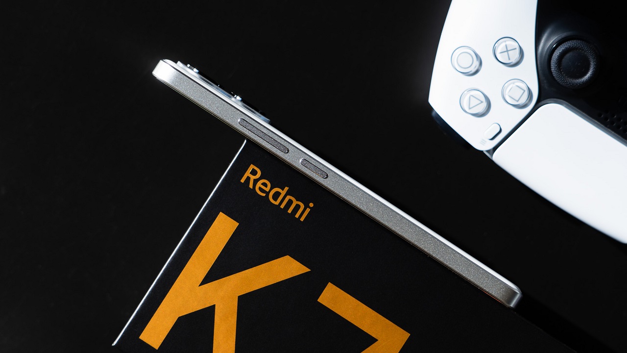 Cụm nút nguồn và nút tăng/giảm âm lượng trên cạnh phải của Redmi K70E