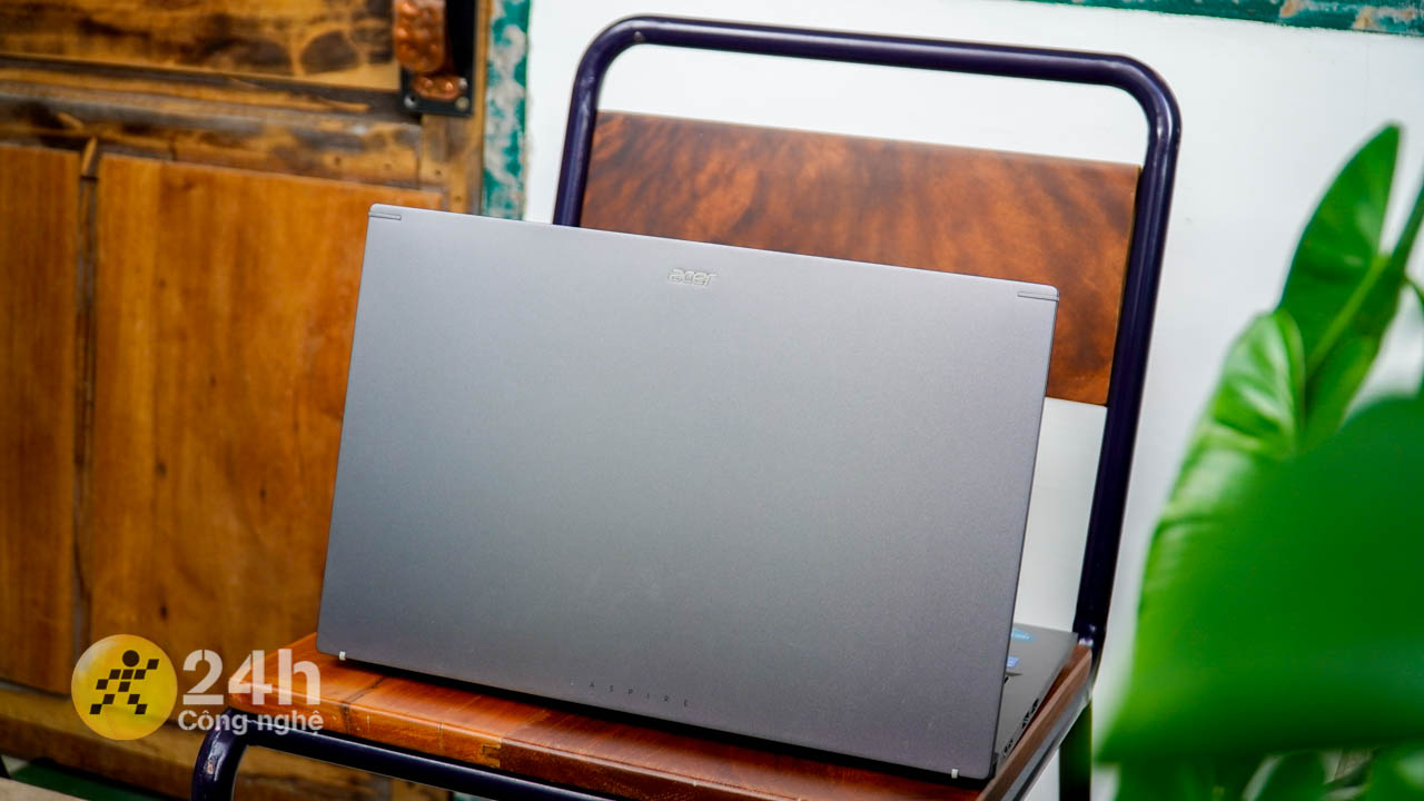 Ngoại hình tổng thể của Acer Aspire 5 Gaming ở mức đẹp nhờ được thiết kế dạng văn phòng - học tập