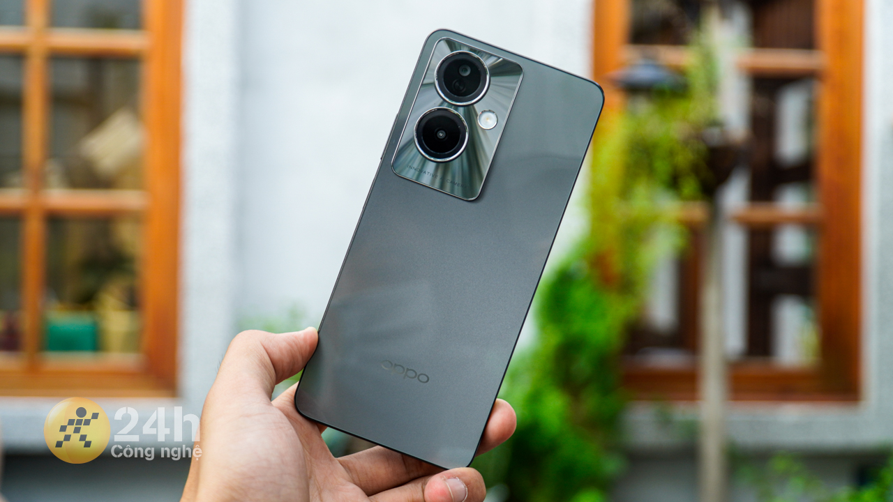 OPPO A79 5G được thiết kế theo phong cách vuông vức nhưng vẫn mang lại trải nghiệm cầm nắm thoải mái. OPPO A79 5G được thiết kế theo phong cách vuông vức nhưng vẫn mang lại trải nghiệm cầm nắm thoải mái.