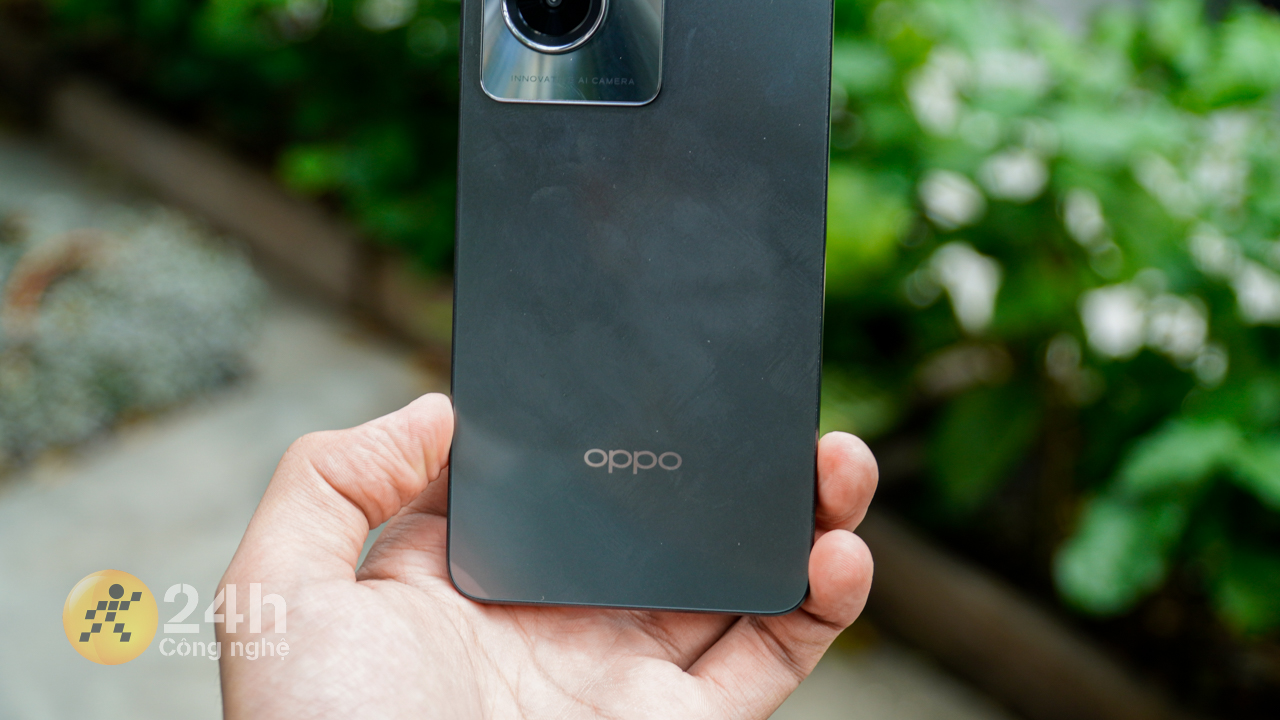 Mặt lưng bóng của OPPO A79 5G được làm dạng bóng nhưng cũng rất dễ bám mồ hôi, dấu vân tay. Mặt lưng bóng của OPPO A79 5G được làm dạng bóng nhưng cũng rất dễ bám mồ hôi, dấu vân tay.