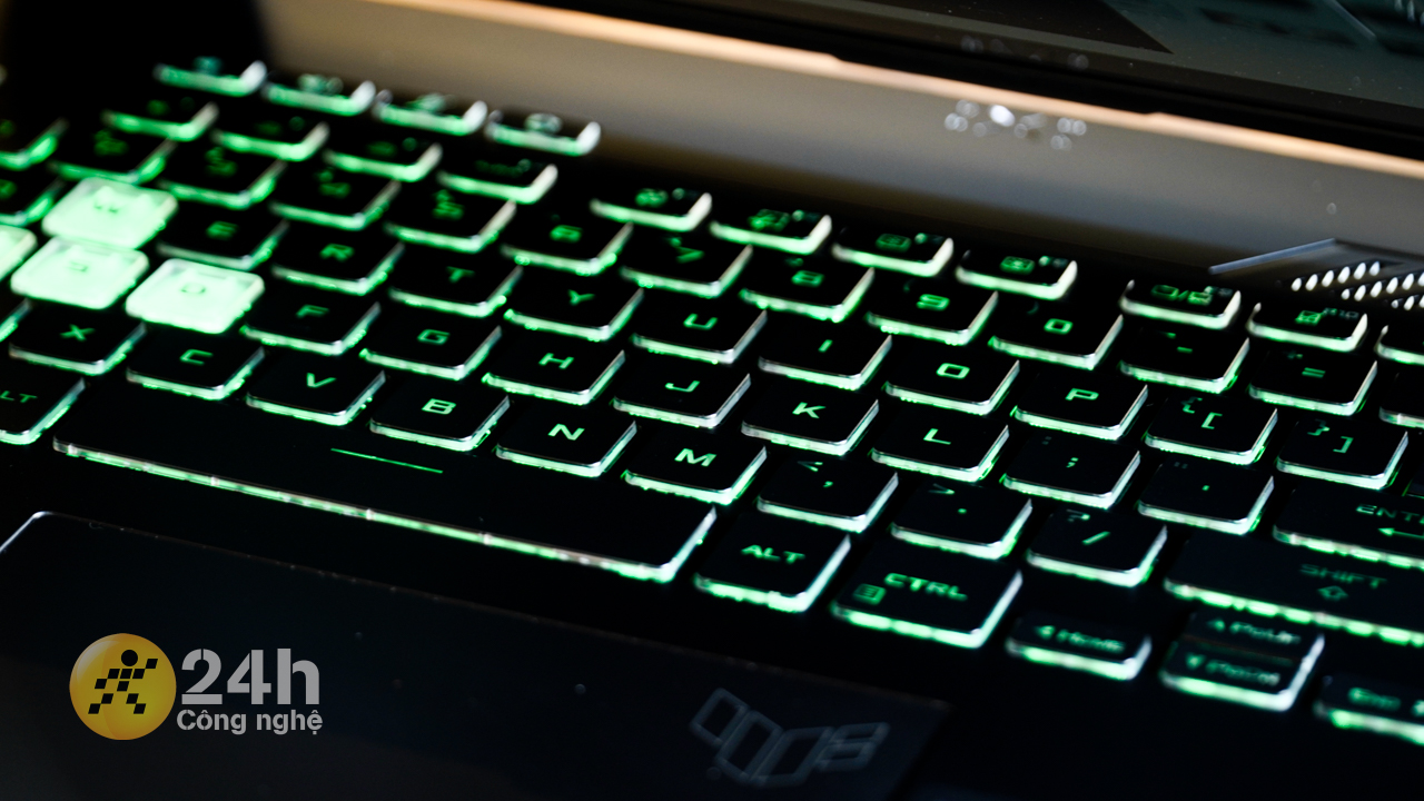 Bàn phím của ASUS TUF F15 FX507ZC4 còn có đèn nền RGB bên dưới