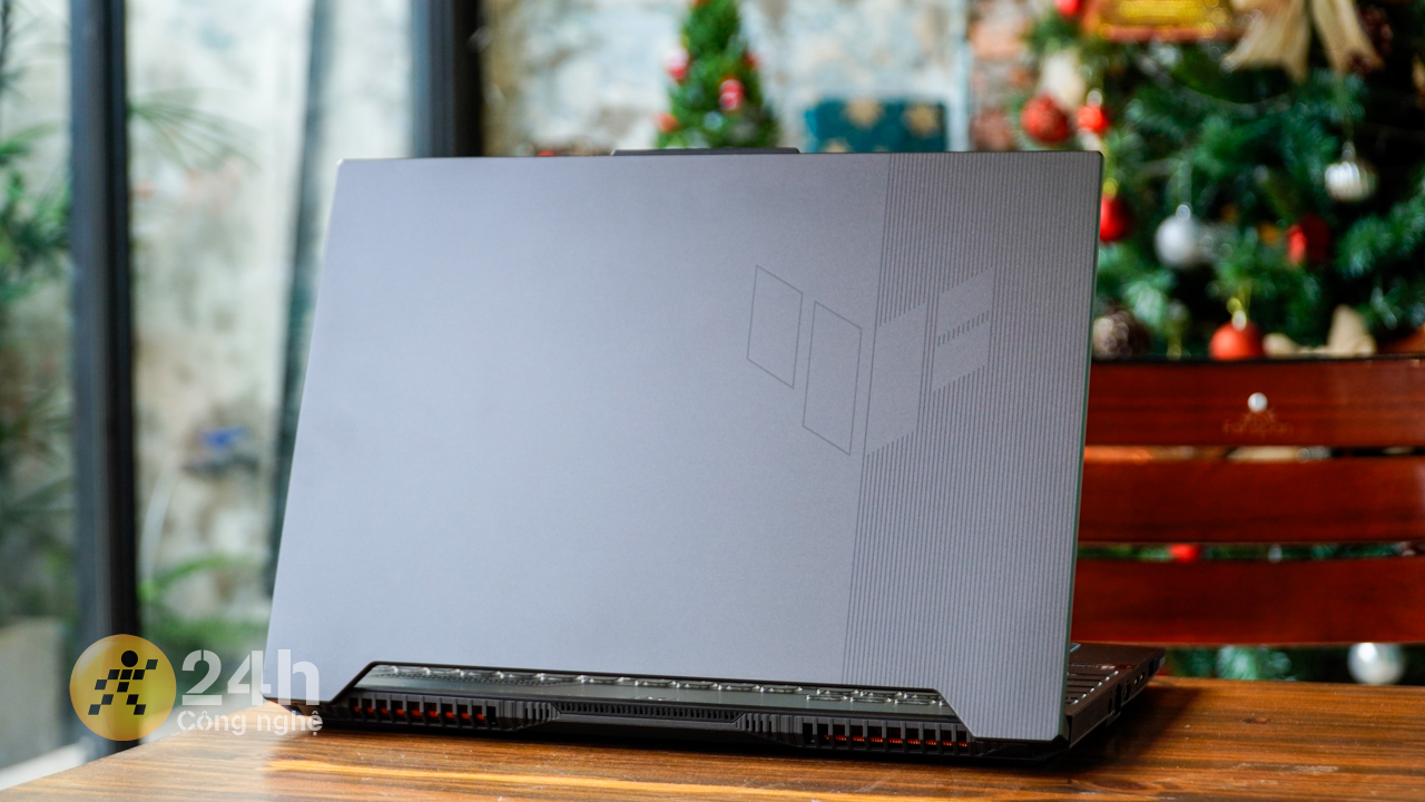 ASUS TUF F15 FX507ZC4 có ngoại hình tương đồng với nhiều thế hệ TUF F tiền nhiệm