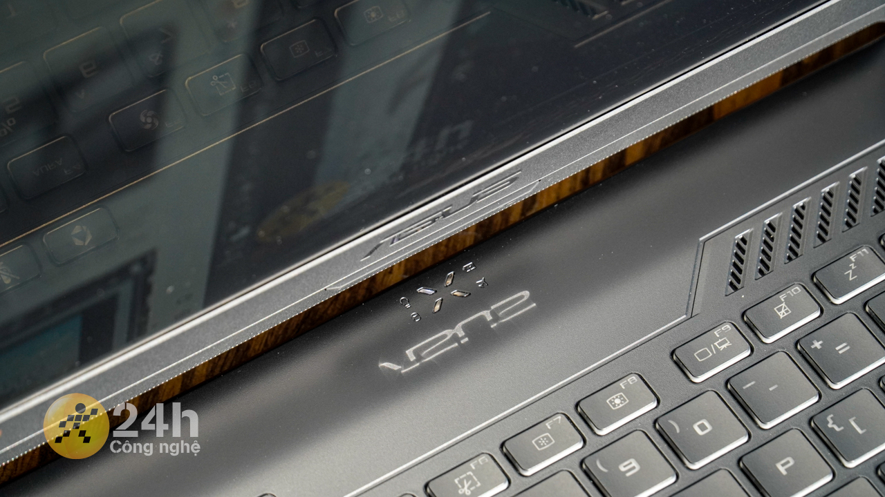 Logo ASUS được phản chiếu hoàn toàn trên mặt C của ASUS TUF F15 FX507ZC4