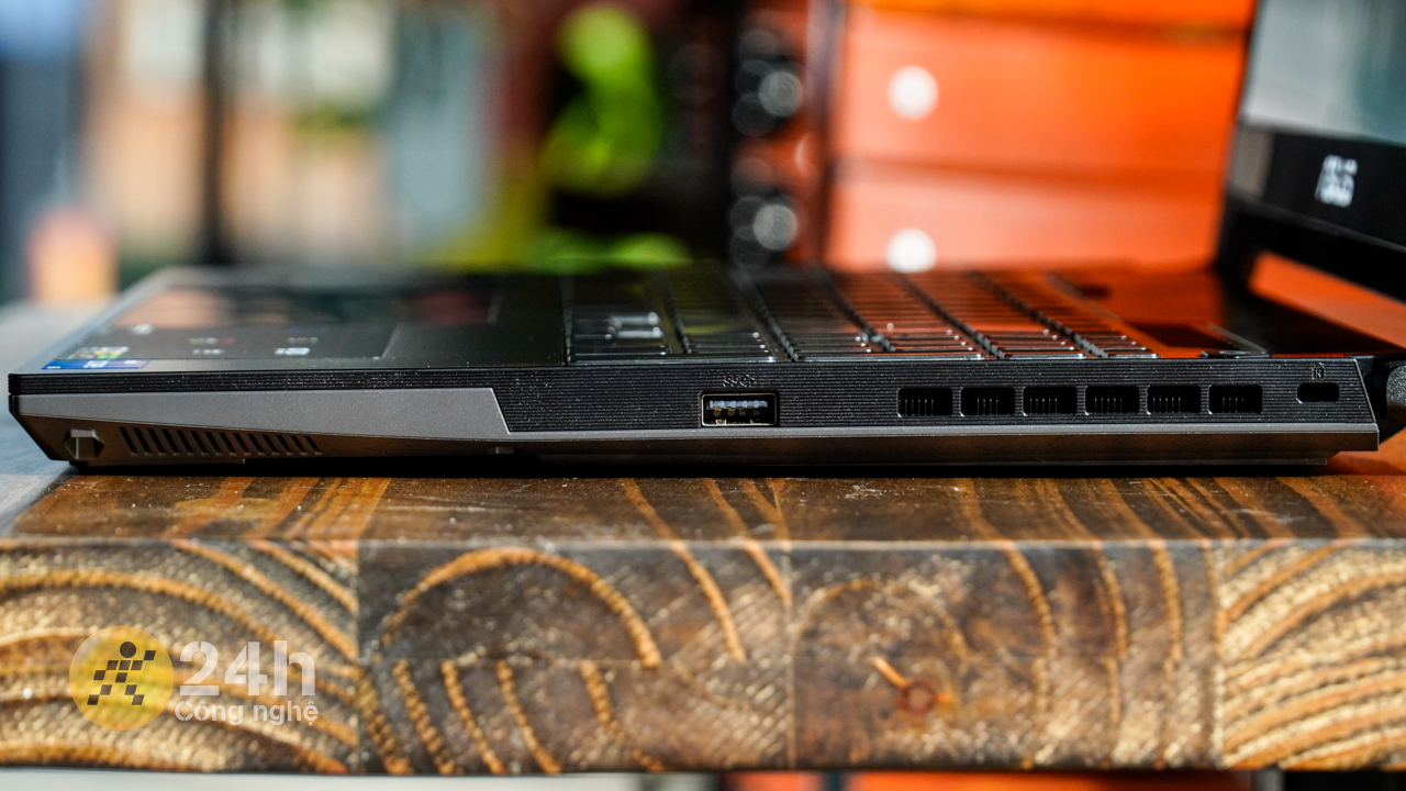 Các cổng kết nối trên cạnh phải của ASUS TUF F15 FX507ZC4