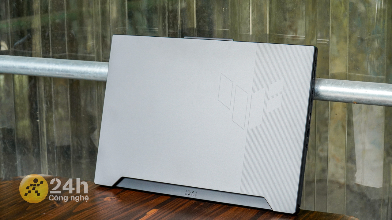 ASUS TUF F15 FX507ZC4 tương đối gọn nhẹ so với một laptop gaming, dễ mang đi
