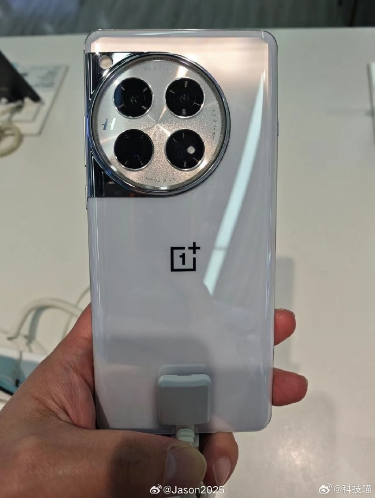 OnePlus 12 sở hữu mặt lưng bóng bẩy