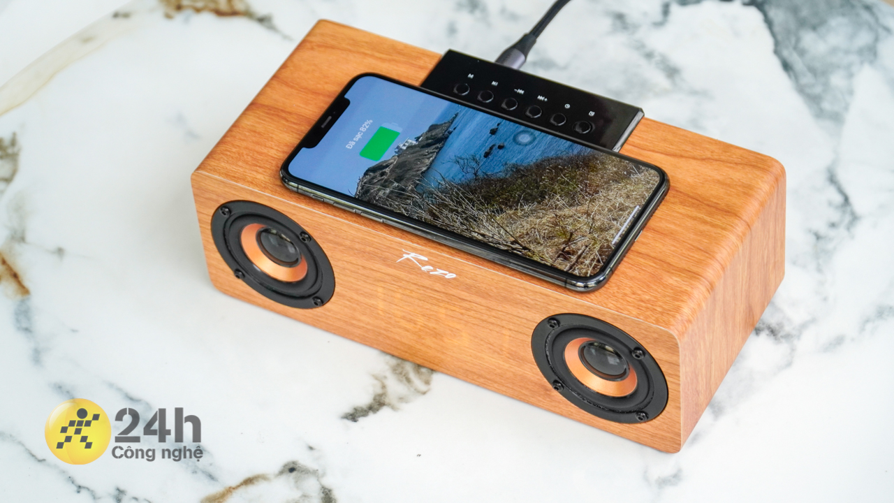 Loa Rezo Wooden Box hỗ trợ sạc không dây.