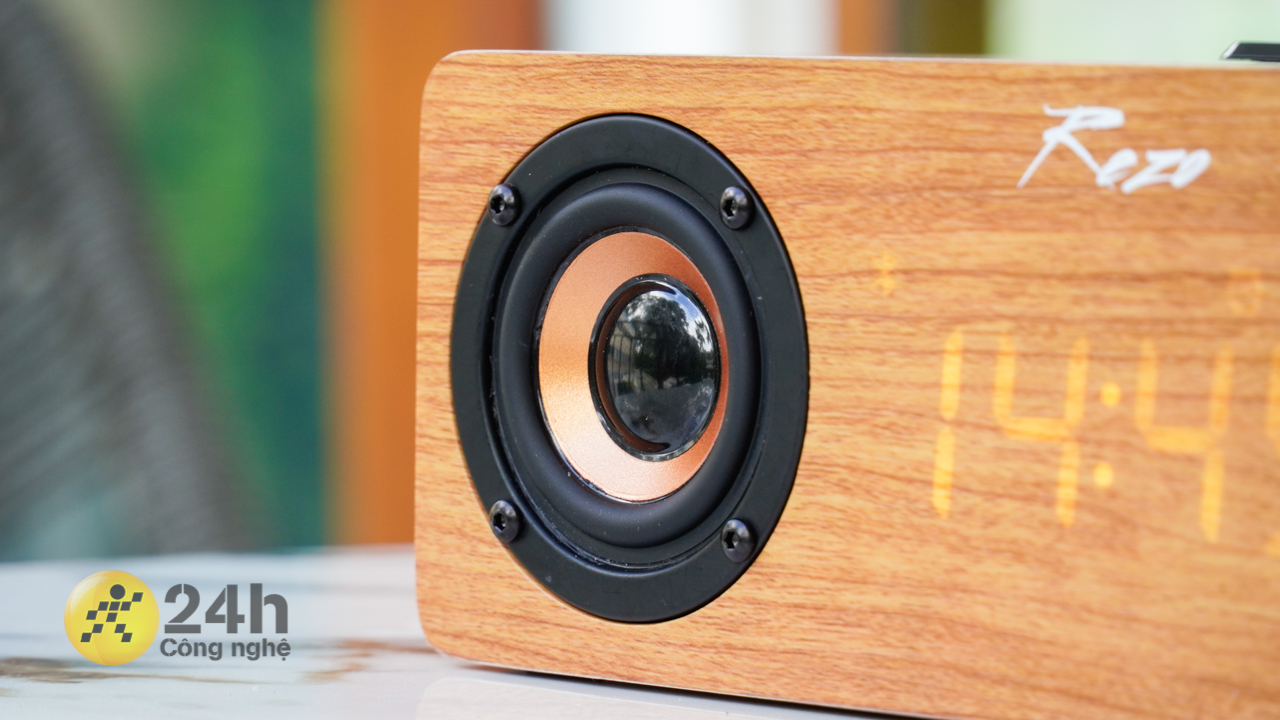 Mặt trước của Rezo Wooden Box còn có dải đèn LED giúp thuận tiện theo dõi giờ giấc