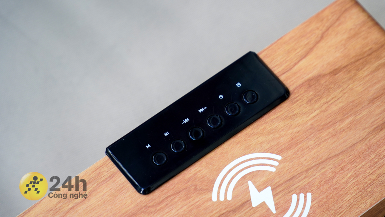 Mặt trên của Rezo Wooden Box là các nút bấm và khu vực đế sạc không dây