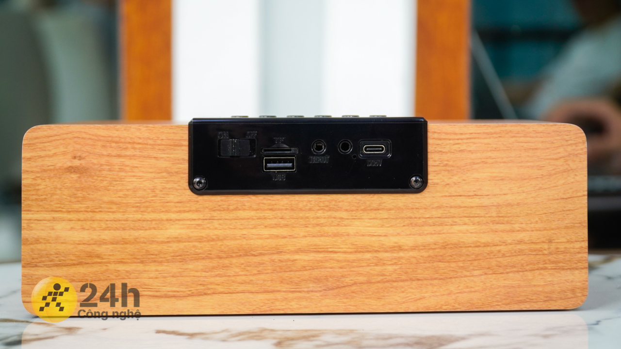 Mặt sau của Rezo Wooden Box với công tắc nguồn và các cổng kết nối