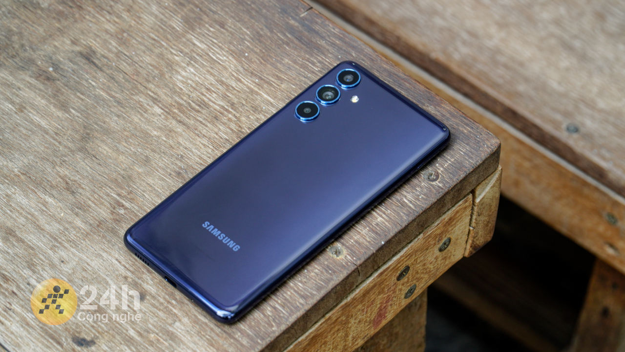 Tranh thủ đầu tháng, Samsung giảm xả láng