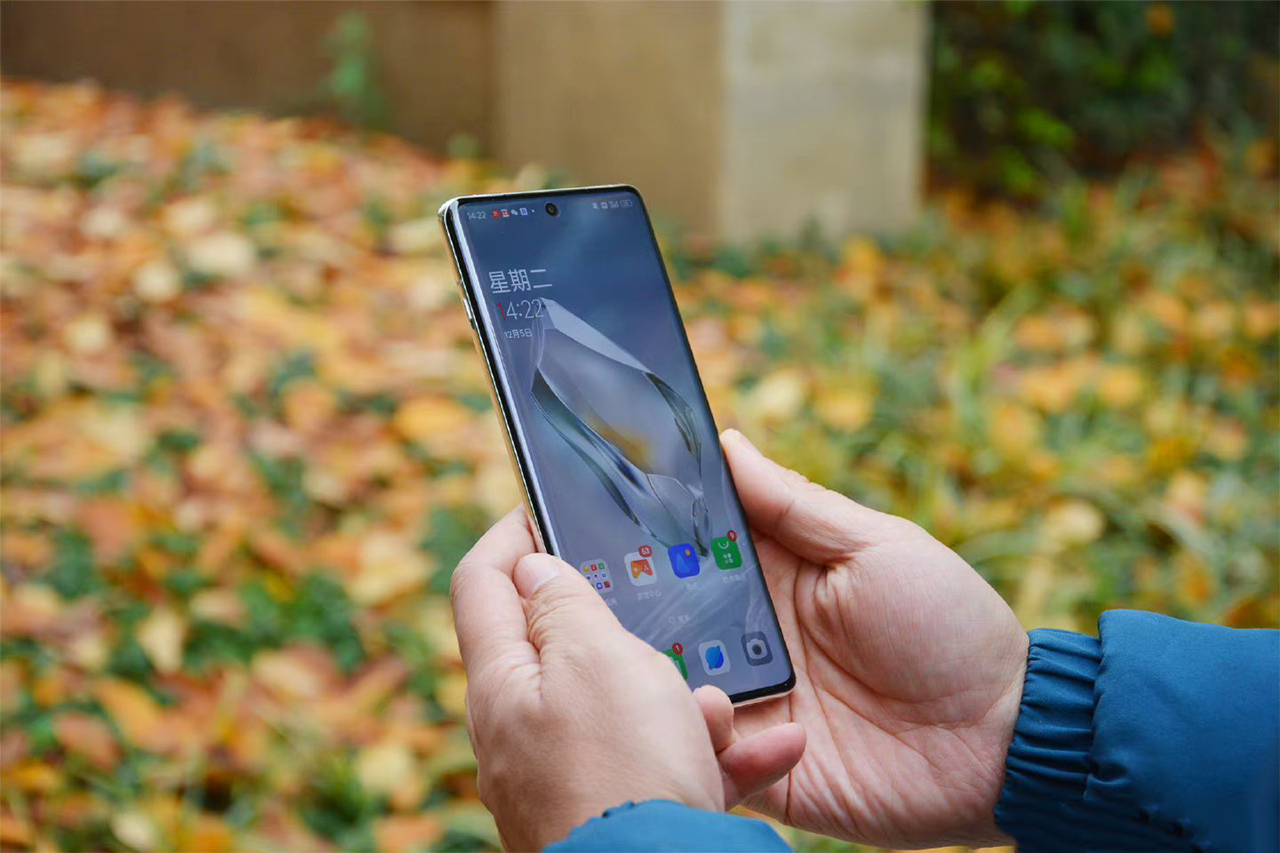 OnePlus 12 cho trải nghiệm cầm nắm vẫn thoải mái dù nặng.