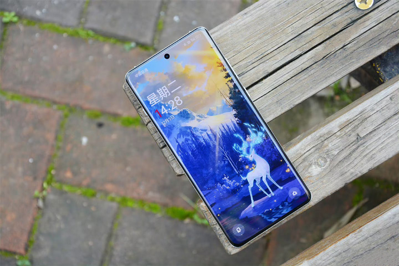 OnePlus 12 sở hữu màn hình cong lớn và chất lượng hiển thị tuyệt vời.