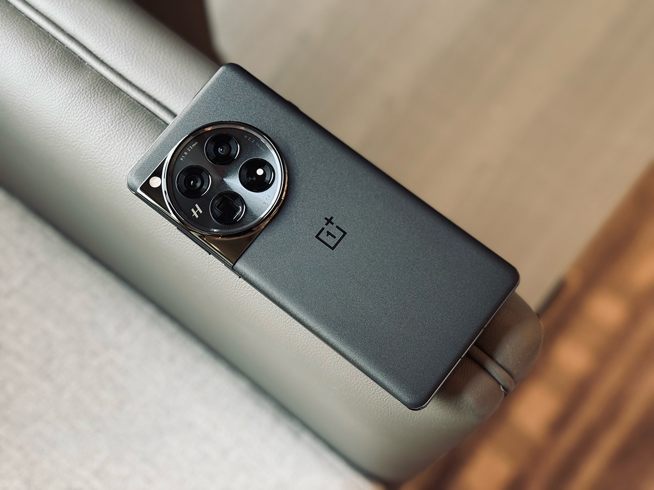 OnePlus 12 năm nay lớn hơn đôi chút so với thế hệ trước.